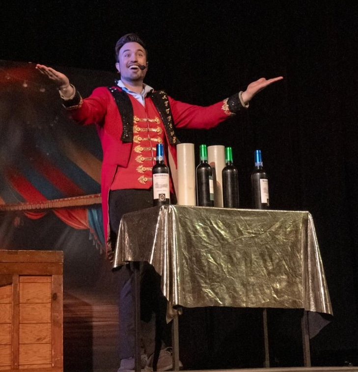 Aaron Matthews captivating an outdoor audience